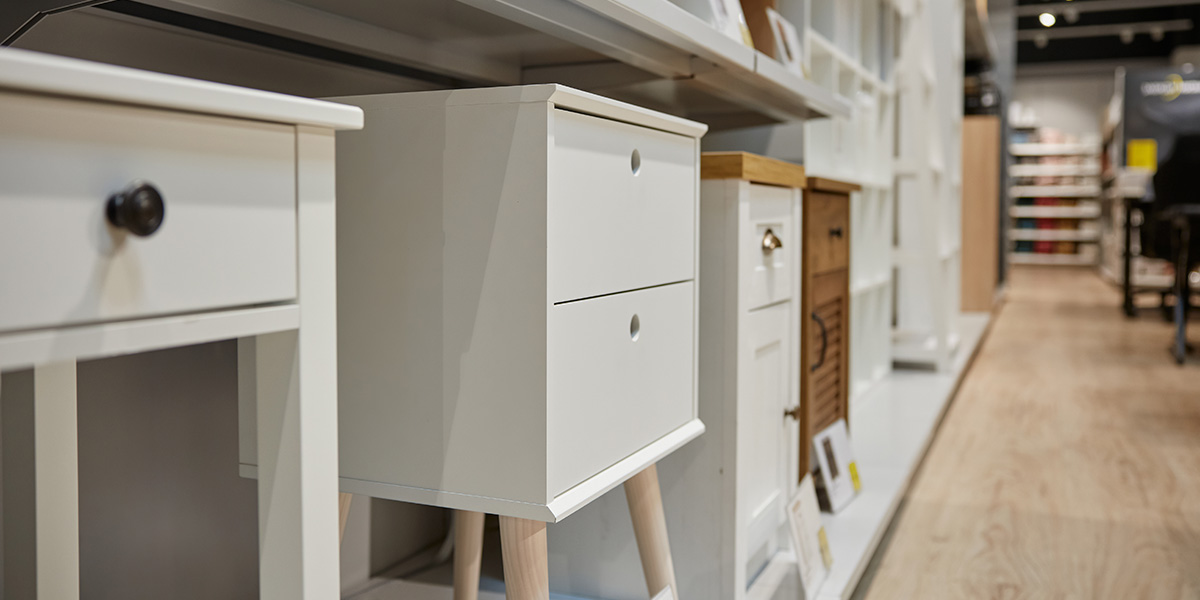 Errores costosos al barnizar muebles a escala industrial